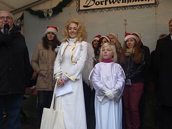 Christkind Vanessa Parente (Mitte) und Bürgermeister Siegfried Erhard (links) eröffneten am Samstag die Eltingshäuser Dorfweihnacht. Fotos: Stefan Geiger