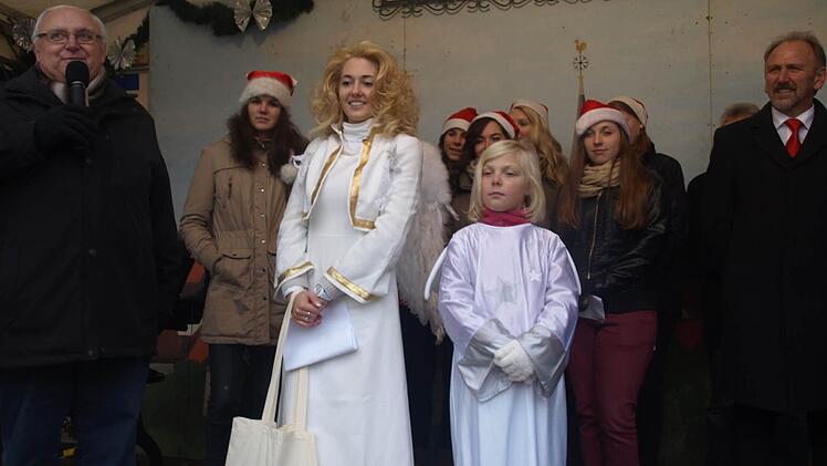 Christkind Vanessa Parente (Mitte) und Bürgermeister Siegfried Erhard (links) eröffneten am Samstag die Eltingshäuser Dorfweihnacht. Fotos: Stefan Geiger