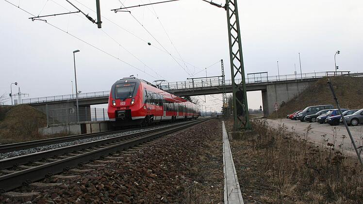 Schlimmer geht's nimmer: Die Bahn mutet Behinderten in Kersbach einen 700 Meter langen Marsch zum neuen Bahnsteig zu.