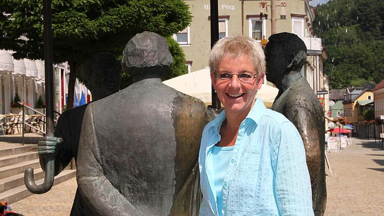 Als Bildmotiv hat sich die Bad Brückenauerin für den Springbrunnen auf dem Marktplatz entschieden. Auch sie möchte bei ihrer Arbeit immer "Im Gespräch" mit den Menschen bleiben. Foto: Ulrike Müller