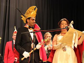 Prinz Parag I. und Prinzessin Biggi II. bei der Regierungserklärung