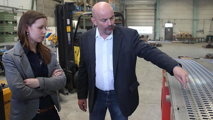 Zukunftscoach Gabriele Riedel macht sich vor Ort ein Bild vom Workshop der Azubi-Akademie. Von Herbert Rüger lässt sie sich die Produktion bei RVT erklären.