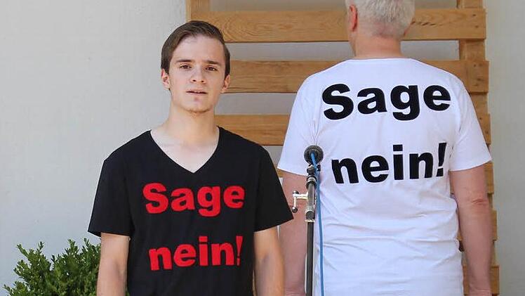 Manuel Selg und Timo Knauer (von links) beim Rap "Sage nein". Fotos: Helke Renner