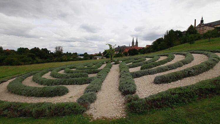 Das Labyrinth vor der Kulisse von St. Getreu und St. Michael liegt im Tal um den Ottobrunnen. Foto: Matthias Hoch/Archiv