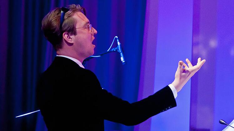 Chorleiter Moritz Metzner sport die "Klangfänger" anFoto: Jochen Berger