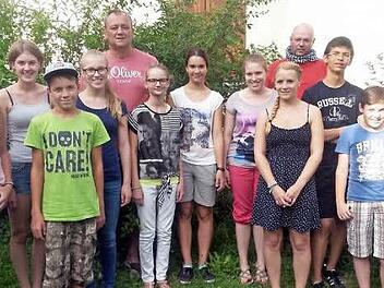 Die erfolgreichen Prüflinge der DLRG Ebern mit den Ausbildern und Vertretern der Ortsgruppe (von links): Denise Bäuerlein, Anna Schug, Jan Bäuerlein, Jana Schmitt, Andreas Mölter (Technischer Leiter Ausbildung), Emilia Peter, Hannah Göller, Anika Muth, Ines Hufnagel, Wolfram Girschke (Erste-Hilfe-Ausbilder), Florian Merzbacher, Jonas Gräf, Christoph Marks und Kilian Marks Foto: Wolfgang Dietz