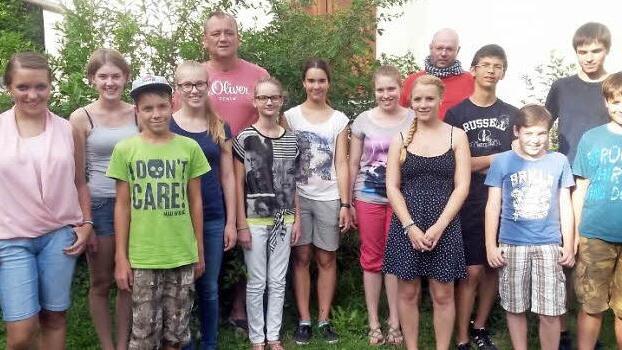 Die erfolgreichen Prüflinge der DLRG Ebern mit den Ausbildern und Vertretern der Ortsgruppe (von links): Denise Bäuerlein, Anna Schug, Jan Bäuerlein, Jana Schmitt, Andreas Mölter (Technischer Leiter Ausbildung), Emilia Peter, Hannah Göller, Anika Muth, Ines Hufnagel, Wolfram Girschke (Erste-Hilfe-Ausbilder), Florian Merzbacher, Jonas Gräf, Christoph Marks und Kilian Marks Foto: Wolfgang Dietz