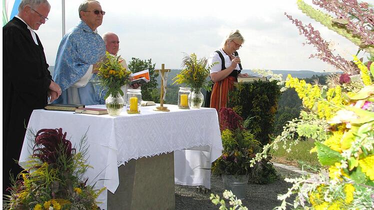 Zum zweiten Mal zelebrierte der polnische Urlaubspfarrer Bogdan Ponizy (Zweiter von links) die traditionelle Bergmesse auf dem "Hünenhügel". Ihm zur Seite standen Gleisenaus evangelischer Pfarrer Volkmar Gregori und Diakon Günter Kaim aus Gerach. Ingrid Markert, Vorsitzende des ausrichtenden Schönbacher Obst- und Gartenbauvereins, freute sich sehr.