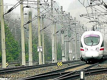 Die ICE-Strecke Fulda-W&uuml;rzburg bei Mottgers. Hier k&ouml;nnte die Spange von Gelnhausen einm&uuml;nden.  Foto: Steffen Vetter
