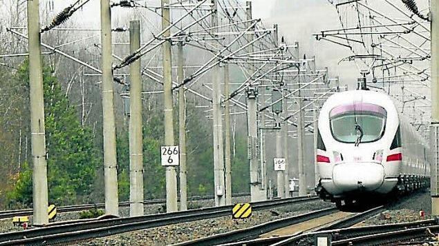 Die ICE-Strecke Fulda-W&uuml;rzburg bei Mottgers. Hier k&ouml;nnte die Spange von Gelnhausen einm&uuml;nden.  Foto: Steffen Vetter