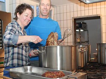 Das neue Sportheim-Team des ATS Kulmbach: Heike und Frank Heckel, die in Weiher an die Glanzzeiten von Alfred und Walburga Birk anknüpfen und ein bisschen das legendäre "Utah" wiederbeleben wollen. Foto: Stephan Tiroch