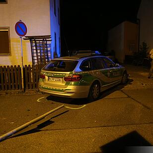 Radfahrer bei Kollision mit Streifenwagen schwer verletzt
