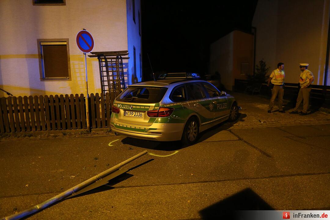 Radfahrer bei Kollision mit Streifenwagen schwer verletzt