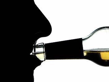 90 bis 95 Prozent der Alkoholiker sind der Sucht-Beratungsstelle des Caritasverbands Bad Kissingen gar nicht bekannt. Die Dunkelziffer ist auch bei den Tablettenabhängigen hoch, schätzt Silvia Herrmann, Leiterin der Beratungsstelle in Bad Kissingen. 200 Klienten haben sie und ihre Kollegin im vergangenen Jahr begleitet. Die meisten (38 Prozent) waren zwischen 35 und 49 Jahre alt. Foto: Arno Burgi, dpa