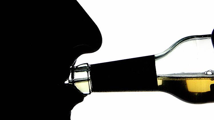 90 bis 95 Prozent der Alkoholiker sind der Sucht-Beratungsstelle des Caritasverbands Bad Kissingen gar nicht bekannt. Die Dunkelziffer ist auch bei den Tablettenabhängigen hoch, schätzt Silvia Herrmann, Leiterin der Beratungsstelle in Bad Kissingen. 200 Klienten haben sie und ihre Kollegin im vergangenen Jahr begleitet. Die meisten (38 Prozent) waren zwischen 35 und 49 Jahre alt. Foto: Arno Burgi, dpa