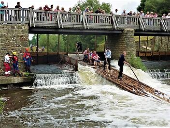 Eine Attraktion ist am Sonntag das Kirchweihflößen ab Angerwehr bis zur Rodachbrücke.  Foto: Gerd Fleischmann
