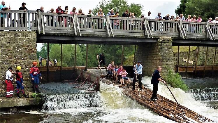 Eine Attraktion ist am Sonntag das Kirchweihflößen ab Angerwehr bis zur Rodachbrücke.  Foto: Gerd Fleischmann