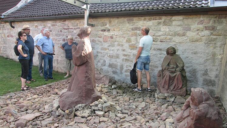 Im Friedhof Fuchsstadt soll ein Kunststoffglas am Dach der Ölberg-Gruppe Wasserschäden abhalten.   Winfried Ehling
