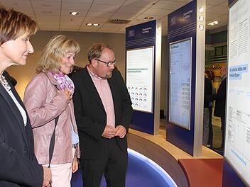 Auf Tafeln wird die Arbeit im Landtag vorgestellt. Foto: Sonny Adam