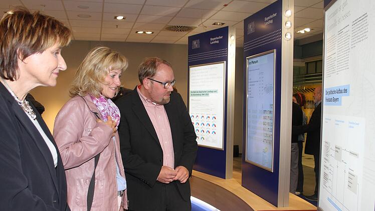 Auf Tafeln wird die Arbeit im Landtag vorgestellt. Foto: Sonny Adam