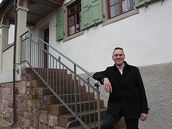 Mario G&ouml;tz   am Gemeindehaus in Hassenbach, das ihm als Mitglied der Vereinsgemeinschaft sehr am Herzen liegt.Kerstin V&auml;th