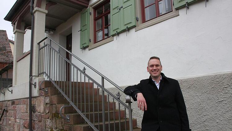 Mario G&ouml;tz   am Gemeindehaus in Hassenbach, das ihm als Mitglied der Vereinsgemeinschaft sehr am Herzen liegt.Kerstin V&auml;th