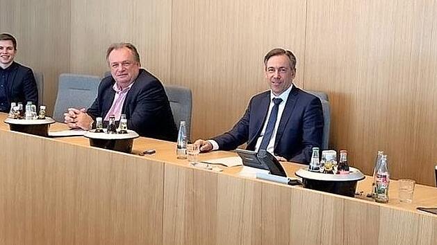 Bitte auf Abstand! Walter Nussel (Mitte) präsentiert mit den Fraktionsvorsitzenden der Grünen Wolfgang Hirschmann (v.l.), der JU Maximilian Stopfer, Landrat Alexander Tritthart und FW Karsten Fischkal die neue Kooperation. Foto: mz