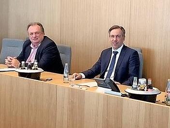 Bitte auf Abstand! Walter Nussel (Mitte) präsentiert mit den Fraktionsvorsitzenden der Grünen Wolfgang Hirschmann (v.l.), der JU Maximilian Stopfer, Landrat Alexander Tritthart und FW Karsten Fischkal die neue Kooperation. Foto: mz