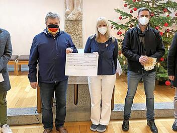 Die Ortsvorsitzenden von CSU und JU, Erich M&auml;hringer (2. v. l.) und Matthias Zeitler (links), &uuml;bergaben gemeinsam mit B&uuml;rgermeister Jens Korn (rechts). &Uuml;ber die Spende freuten sich der Leiter des Caritas-Altenheims, Bernd Robitschko (4. v. l.), und die Pflegedienstleiterin Fabiola Maier (3. v. l.). Foto: pr