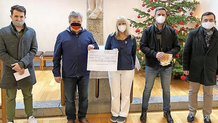 Die Ortsvorsitzenden von CSU und JU, Erich Mähringer (2. v. l.) und Matthias Zeitler (links), übergaben gemeinsam mit Bürgermeister Jens Korn (rechts). Über die Spende freuten sich der Leiter des Caritas-Altenheims, Bernd Robitschko (4. v. l.), und die Pflegedienstleiterin Fabiola Maier (3. v. l.). Foto: pr