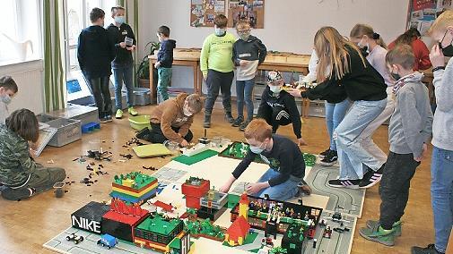 Bei der Aktion mit Legosteinen entstanden ein Zoo und ein Kino neben einem Fußballstadion und einem Flughafen.