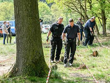 Auf der Suche nach der Tatwaffe: Die Polizei unternimmt intensive Anstrengungen, um nach über 31 Jahren den Mord an einem 16-Jährigen zu klären. Am Dienstag suchte sie mit Spezialgerät am Tatort.