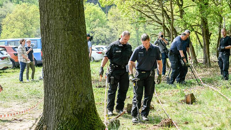 Auf der Suche nach der Tatwaffe: Die Polizei unternimmt intensive Anstrengungen, um nach über 31 Jahren den Mord an einem 16-Jährigen zu klären. Am Dienstag suchte sie mit Spezialgerät am Tatort.