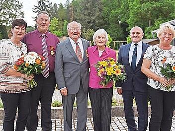 Bei der Ehrung (von links): Willibald Hofmann, Eberhard Pätzold und Wolfgang Fees mit ihren Ehefrauen