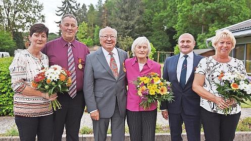 Bei der Ehrung (von links): Willibald Hofmann, Eberhard Pätzold und Wolfgang Fees mit ihren Ehefrauen
