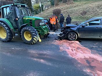 Frontalzusammenstoß zwischen Auto und Traktor bei Kulmbach