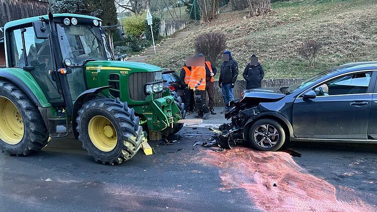 Frontalzusammenstoß zwischen Auto und Traktor bei Kulmbach