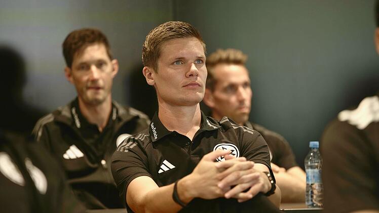 Florian Exner bei einem Schiri-Lehrgang. Exners Laufbahn startete 2014 in der Regionalliga West, seit 2024 leitet er regelmäßig Spiele in der Bundesliga.