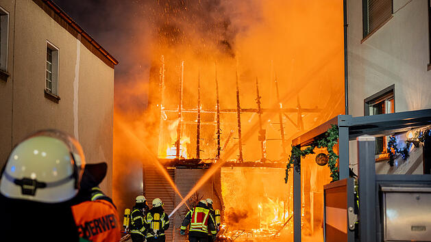 Scheune steht lichterloh in Flammen - Feuerwehr k&auml;mpf bei minus zehn Grad gegen die Flammen