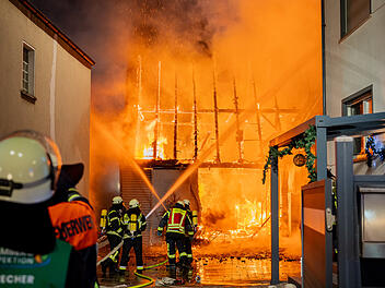 Scheune steht lichterloh in Flammen - Feuerwehr k&auml;mpf bei minus zehn Grad gegen die Flammen