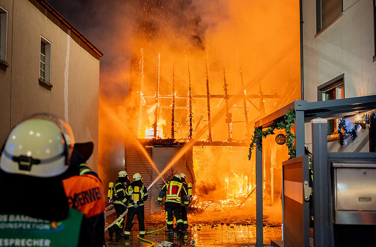 Großbrand in Thüngfeld: Scheune zerstört, Frost erschwert Einsatz