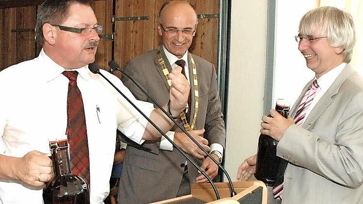 Die Arbeit ist getan, nun kann gefeiert werden. Staatssekretär Gerhard Eck (links) und Manfred Rott vom Staatlichen Bauamt (rechts) erhielten von Bürgermeister Wilhelm Schneider eine Stärkung mit auf den Nachhauseweg. Foto: Schmidt