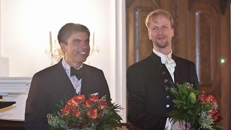 Beifall und Blumen für Moritz Eggert (links) und Peter Schöne.