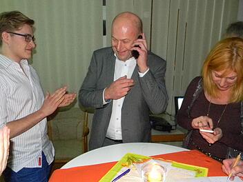 Der alte und neue Bürgermeister Claus Schwarzmann erfährt in diesem Moment telefonisch, dass er gewonnen hat. Links freut sich sein Sohn Julian über den Wahlsieg des Vaters. Foto: Sonja Lengenfelder