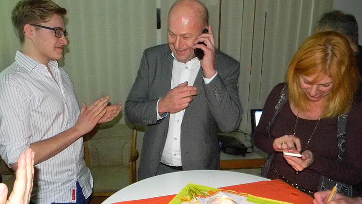 Der alte und neue Bürgermeister Claus Schwarzmann erfährt in diesem Moment telefonisch, dass er gewonnen hat. Links freut sich sein Sohn Julian über den Wahlsieg des Vaters. Foto: Sonja Lengenfelder