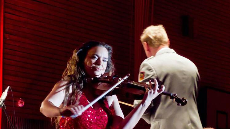 Solistin Kim Leonores und Dirigent Roland Kahle. Foto: Jochen Berger