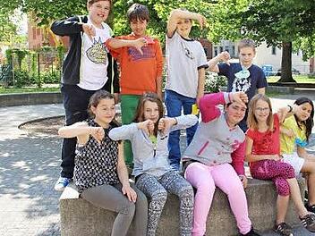 Kalte Steinbänke sind nichts für empfindliche Kinder-Popos. Die Mädchen waren sich einig: "Da kriegt man im Herbst und im Winter Blasenentzündung."