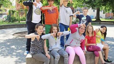 Kalte Steinbänke sind nichts für empfindliche Kinder-Popos. Die Mädchen waren sich einig: "Da kriegt man im Herbst und im Winter Blasenentzündung."