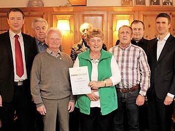Matthias Goß (l.) und Stefan Müller (r.) ehrten Kunibert Auer, Josef Hubert, Lorenz Birkner, Helga Maier, Otto Schuhmann und Horst Gebessler. Foto: Johanna Blum