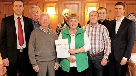 Matthias Goß (l.) und Stefan Müller (r.) ehrten Kunibert Auer, Josef Hubert, Lorenz Birkner, Helga Maier, Otto Schuhmann und Horst Gebessler. Foto: Johanna Blum